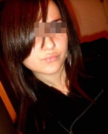 Belle fille arabe aimant la pipe