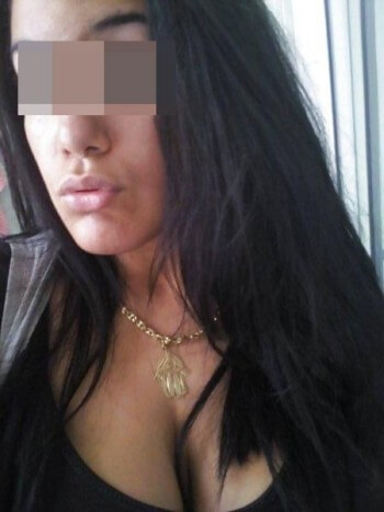 Beurette veut rencontrer un bel homme mature à Vincennes pour une turlutte Beurette veut rencontrer un bel homme mature à Vincennes pour une turlutte